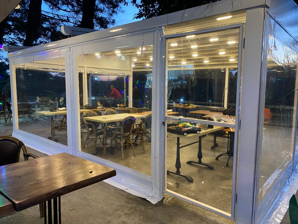 Beyaz Kapılı Şeffaf Kafe Kapama
