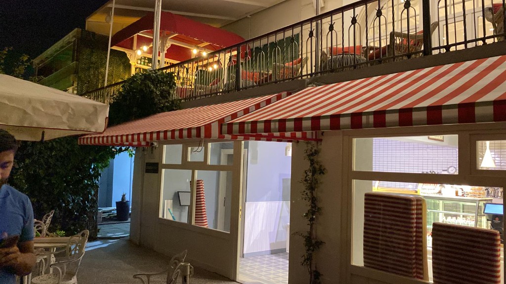 Kırmızı Beyaz Çizgili Tente Gece