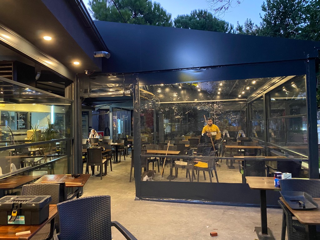Siyah Çerçeveli Restoran Şeffaf Kapama