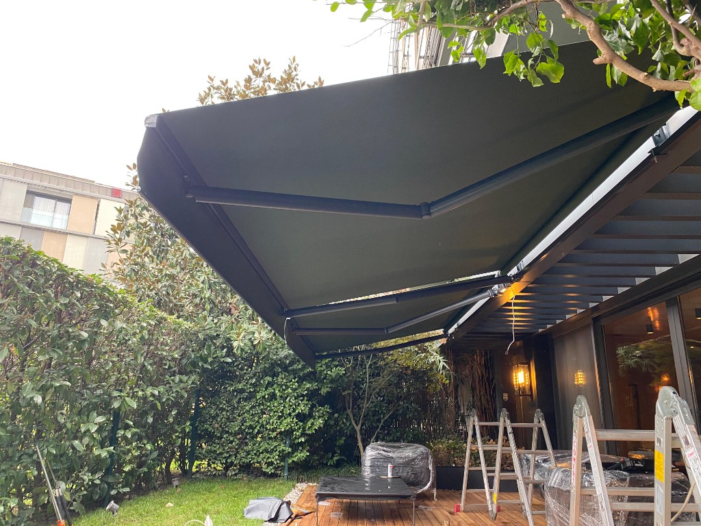 Siyah Mafsallı Veranda Tentesi